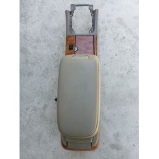 Hộp cốp yên ngựa trong xe Cefiro